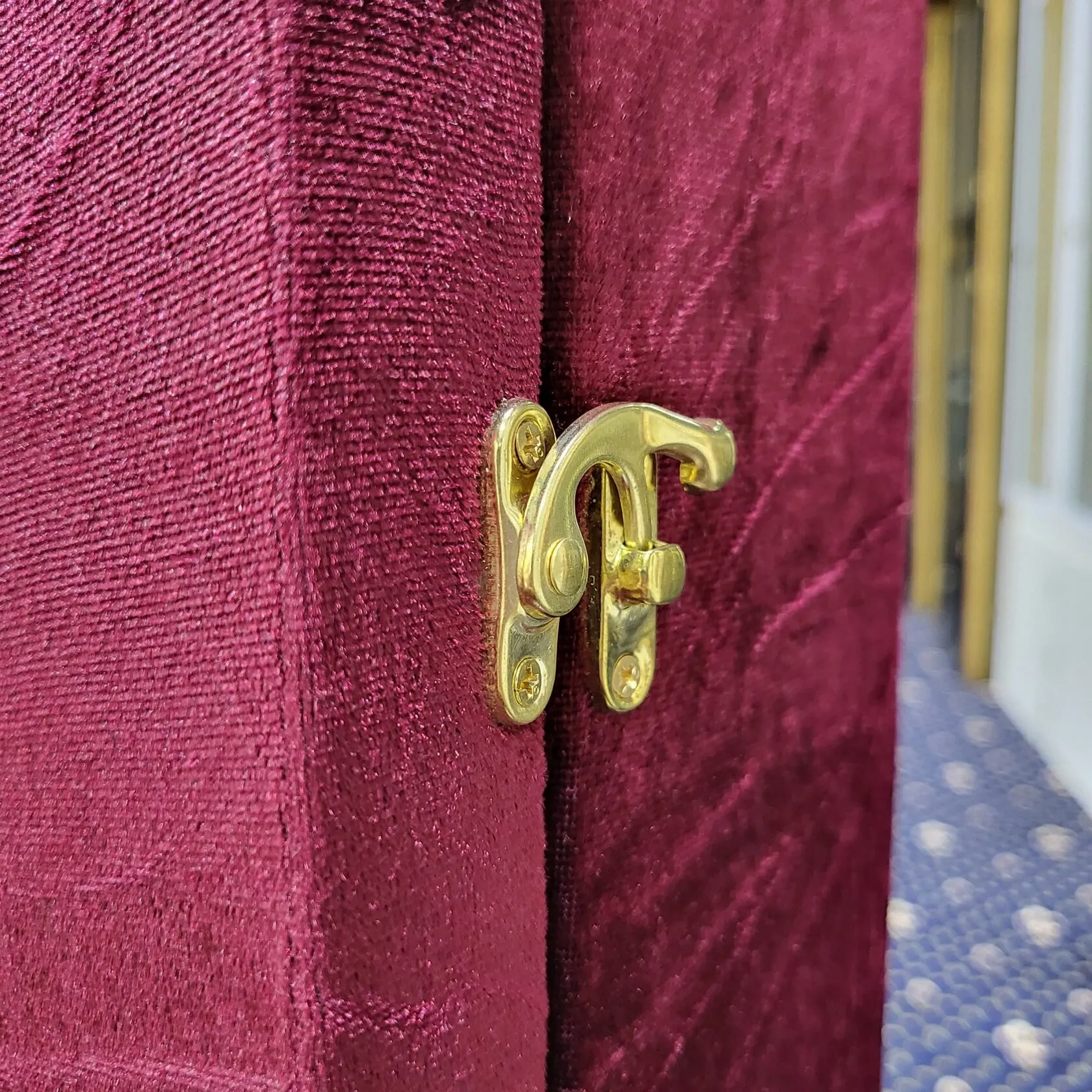 Библия с литьем